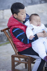 组图：《爸爸》萌娃当家照顾宝宝 kimi意外落水