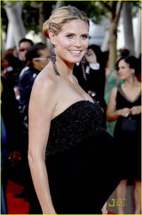 高清组图：名模克鲁姆大肚如箩 与老公牵手亮相