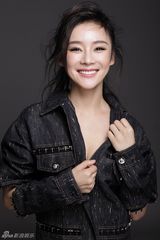 组图：袁姗姗演绎轻摇滚女 性感俏皮笑容诱人