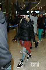 组图：2NE1现身机场 敏智派签名Dara顶兔耳帽