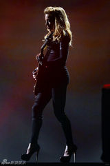 组图：麦当娜巡演柏林站 网袜露PP销魂竖中指