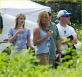 组图：43岁安妮斯顿新片片场豪放露内衣