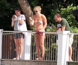 组图：老虎伍兹半裸与新女友海上出游