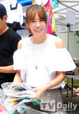 组图：韩星金正恩出席义卖会 嘉熙热心当帮手