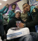 幻灯图：聂远南非探访福利院 为小朋友送物资教画画