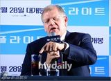 组图：罗伯特-泽米吉斯携《迫降航班》访韩