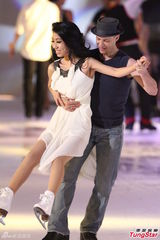 组图：伍佰领军冰上大跳花朵舞 曲婉婷冰上献唱