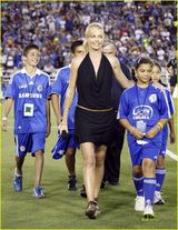 高清组图：查理兹-塞隆球场献唱 黑衫高贵