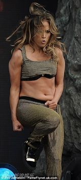 组图：洛佩兹火辣开唱 穿钻石流苏裙狂扭电臀