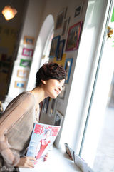 组图：白茹拍摄《影视圈》大片 展知性熟女气质