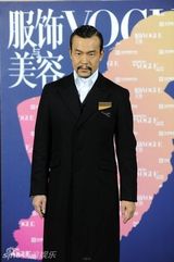 组图：廖凡亮相VOGUE庆典 黑色长风衣显男人味
