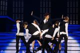 高清图：群星闪耀东方卫视跨年 五月天摇滚全场