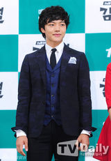 组图：吕珍九搭河妍秀演新剧《土豆星》