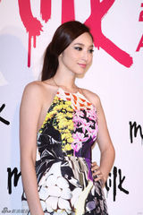 组图：吴佩慈潮装台北领奖 否认夜店求婚传闻