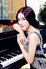 组图：秦岚登封面高贵气质展迷人魅力