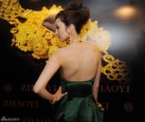 组图：吴佩慈过亿珠宝加身 顶级定制礼服典雅高贵 