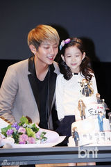 组图：李准基带“女儿”与粉丝看《两周》结局