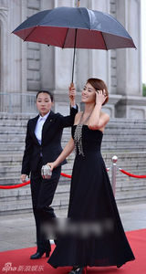 组图：金成玲抹胸黑裙典雅 配饰抢眼珠光宝气