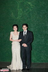 组图：晶刚香港婚宴 郭晶晶坠钻礼服挽霍启刚亮相