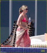 组图：安妮斯顿粉色比基尼 未婚夫泳池激吻