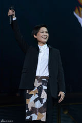 组图：李宇春上海开唱遭男舞者抱 父母首度现身