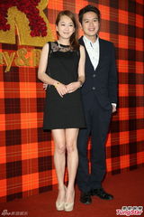 组图：黄小柔出嫁盼造人 穿低胸婚纱挽老公亮相