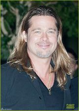 组图：布拉德-皮特韩国宣传新片 长发造型微胖