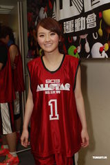 组图：群星红衣出席篮球赛 容祖儿李克勤又背又抱