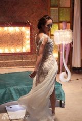 组图：童瑶为新片拍内衣装展迷人身材