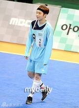 组图：EXO鹿晗等驰骋球场 Beast组进球获胜