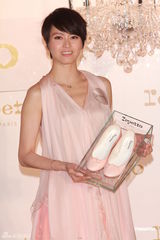 高清组图：梁咏琪为品牌代言 粉色短裙温婉性感