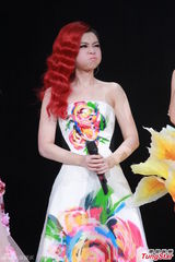 组图：Selina延迟造人 Ella挤胸性感舞老公最爱