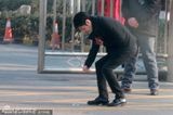 潘长江戴口罩亮相春晚彩排 撒贝宁低调现身(图)