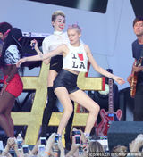 组图：塞勒斯开唱秀长腿 男女通吃与辣妹调情