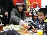幻灯图：曹曦文十五佳节送爱心 牵手盲童碰撞心灵 