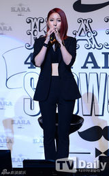 组图：Kara新辑发布 透视装秀蛮腰耍性感