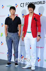 组图：宋承宪Rain出席活动 宋允儿申世京黑白配