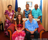 组图：威廉夫妇穿民族装 凯特桃红色裹胸裙风情万种