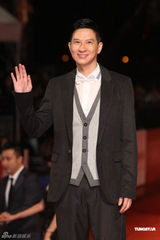 高清图：李冰冰蓝色长裙香肩半露 张家辉随性英伦风