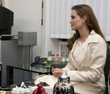 组图：安吉丽娜-朱莉抵达柏林作客外交部会大臣