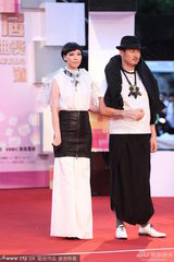 组图：JS组合黑白装亮相 风格冷酷诡异