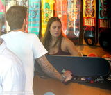 组图：贝克汉姆携三公子外出 父子吃冰激凌玩回眸