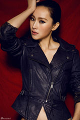 组图：屈玥真空上阵 紧身皮衣性感撩人