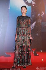 组图：金像红毯比一比 女神们全穿错了！