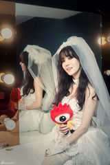 高清组图：韩星李贞贤发新曲披婚纱对话新浪