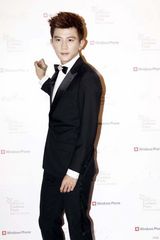 组图：大左闪亮时尚夜红毯 黑西装显绝佳气质