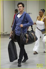 组图：艾玛与高富帅男友现身机场 男方贴心护花