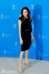 组图：《血与蜜之地》记者会 朱莉黑裙典雅性感
