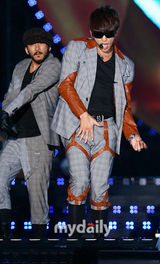 组图：宝儿张靓颖唱响首尔 Rain现场脱衣大秀热舞