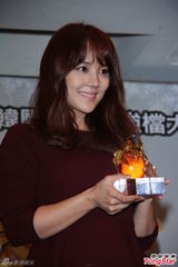 组图：柳真挟高人气防台 宣传新剧谈家暴